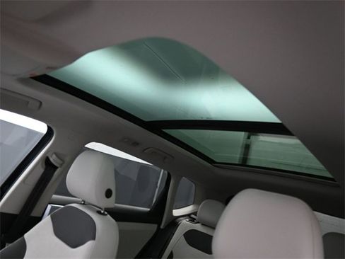 Certified 2025 Volkswagen Taos SE w/ Panoramic Sunroof Package image 27