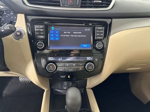 Used 2016 Nissan Rogue SV w/ SV Premium Package image 30