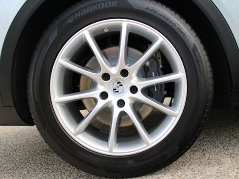 Certified 2025 Porsche Cayenne image 12