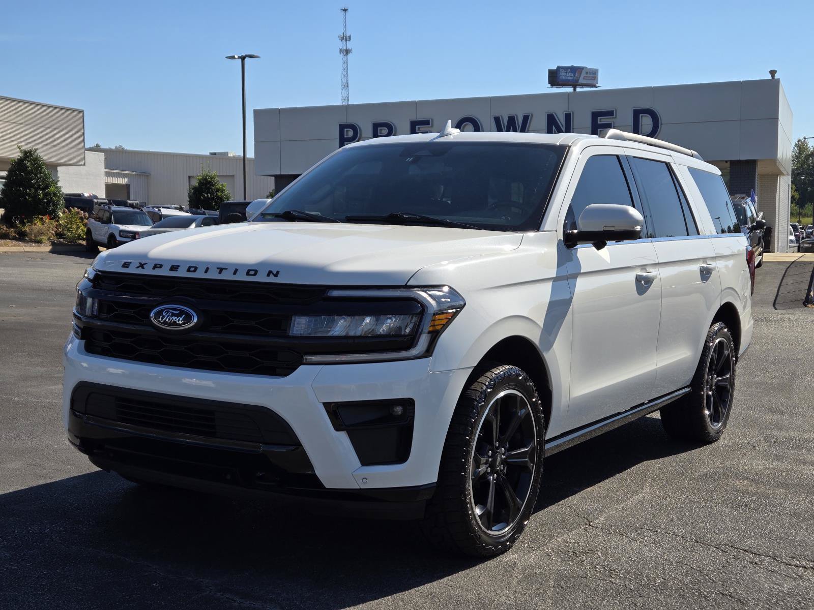Used 2022 Ford Expedition Limited AWD/4WD image 2