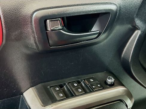 Used 2018 Toyota Tacoma SR5 RWD image 15