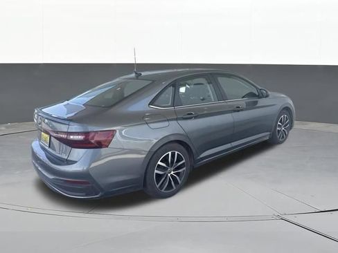 Used 2025 Volkswagen Jetta SE FWD image 3