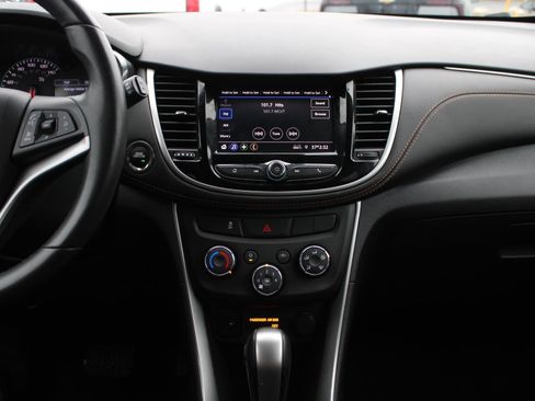 Used 2021 Chevrolet Trax LT w/ LT Convenience Package image 12