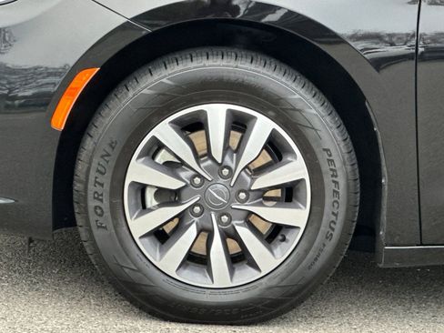 Used 2024 Chrysler Pacifica Select image 32