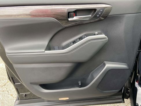 Used 2026 Toyota Highlander Platinum image 12
