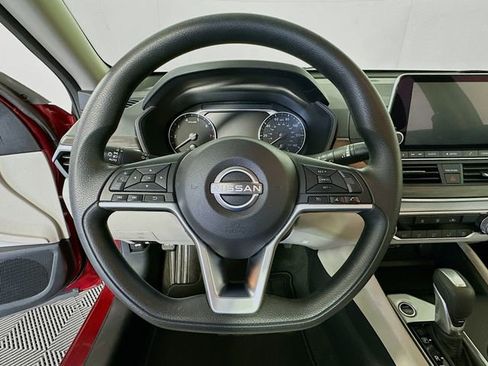 Used 2025 Nissan Altima 2.5 SV FWD image 13