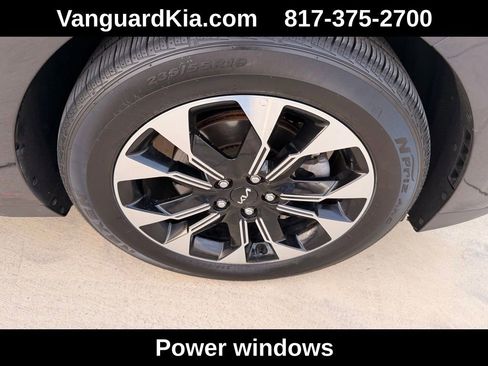 Used 2024 Kia Carnival EX image 11