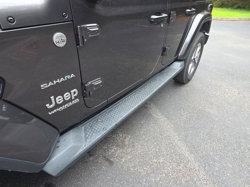 Used 2018 Jeep Wrangler Unlimited Sahara AWD/4WD image 39