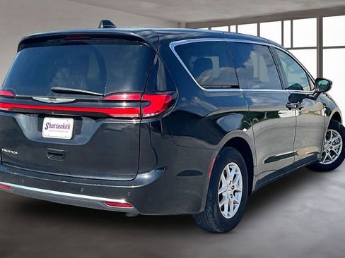 Used 2023 Chrysler Pacifica Touring-L FWD image 6