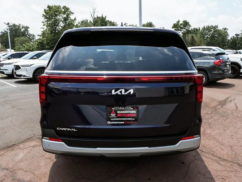 Used 2025 Kia Carnival FWD image 5