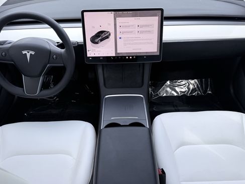 Used 2023 Tesla Model 3 Standard Range image 2