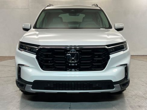 Used 2025 Honda Pilot Touring image 9