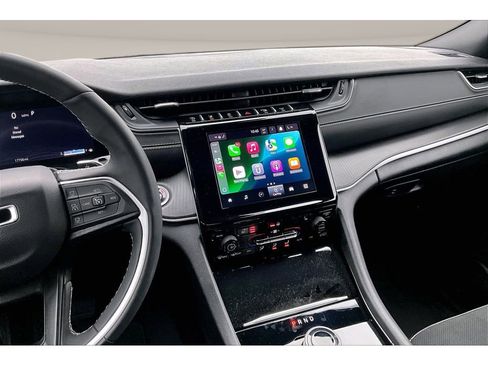 Used 2024 Jeep Grand Cherokee Altitude image 7