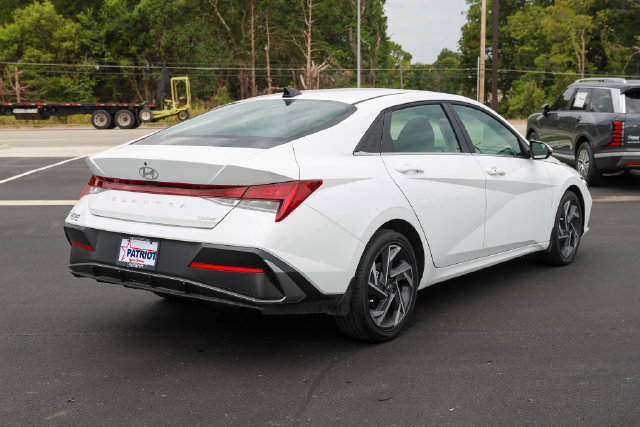 New 2026 Hyundai Elantra Limited FWD image 3