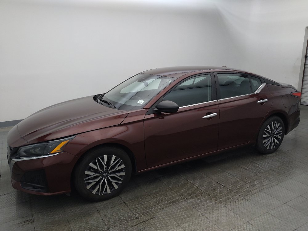 Used 2025 Nissan Altima 2.5 SV FWD image 2