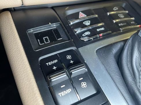 Certified 2020 Porsche Macan AWD/4WD image 38