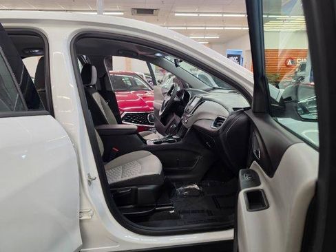 Used 2018 Chevrolet Equinox LS FWD image 33