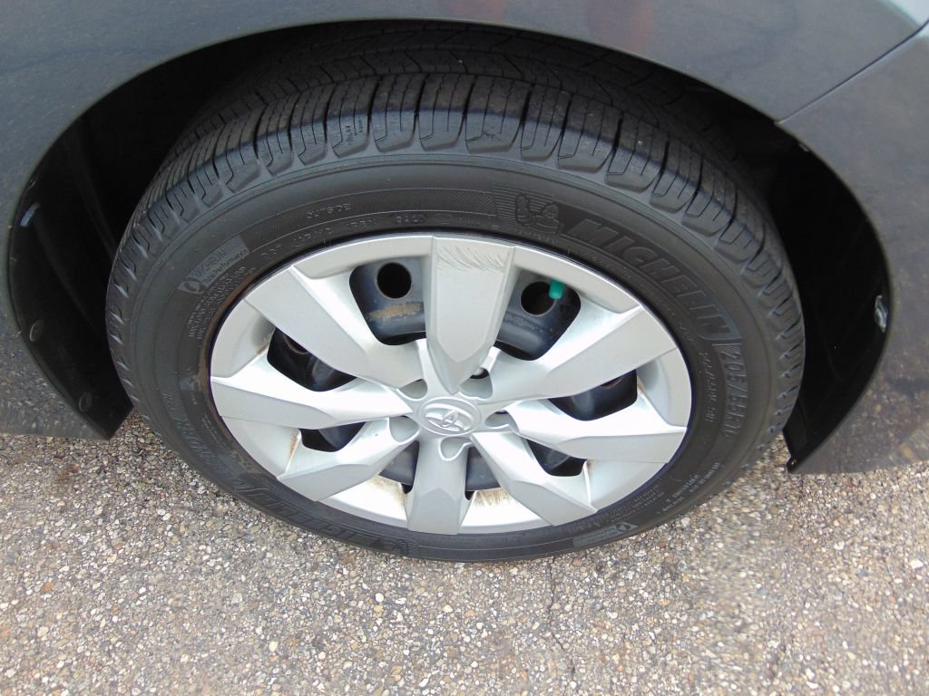 Used 2014 Toyota Corolla LE FWD image 29