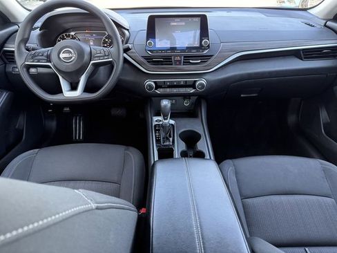 Used 2025 Nissan Altima 2.5 SV FWD image 8