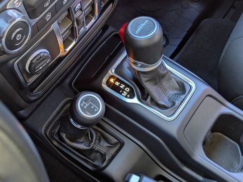 Used 2022 Jeep Gladiator Willys image 16