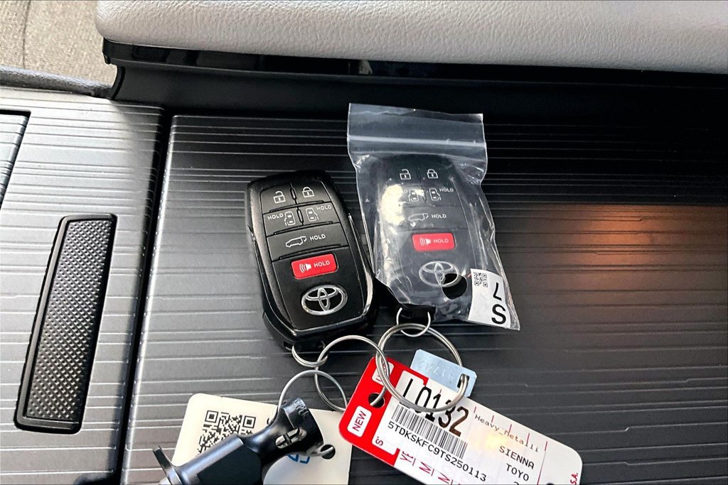 Certified 2026 Toyota Sienna LE AWD/4WD image 36