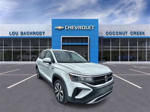 Used 2024 Volkswagen Taos SE image 1