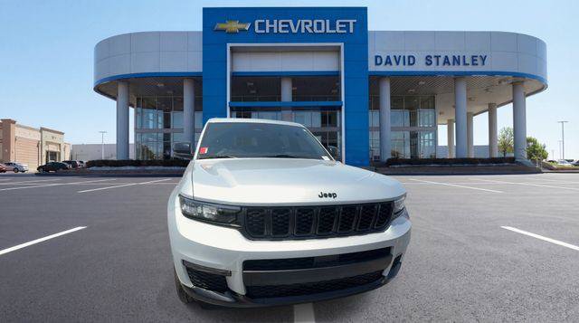Used 2025 Jeep Grand Cherokee L Limited w/ Black Appearance Package AWD/4WD image 3
