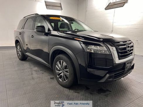 Used 2025 Nissan Pathfinder SV FWD image 3