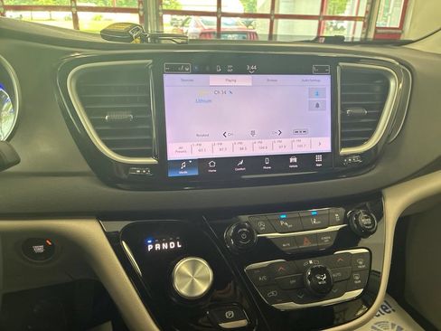 Certified 2024 Chrysler Pacifica Touring-L FWD image 58