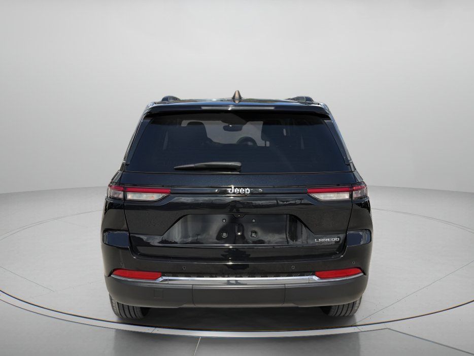 Used 2023 Jeep Grand Cherokee Laredo w/ Luxury Tech Group I RWD image 4