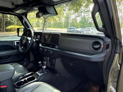 Used 2025 Jeep Gladiator Mojave w/ Convenience Group AWD/4WD image 18