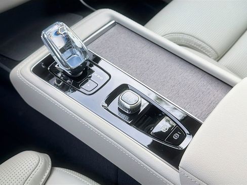 New 2026 Volvo XC90 T8 Ultra w/ Protection Package Premier AWD/4WD image 17