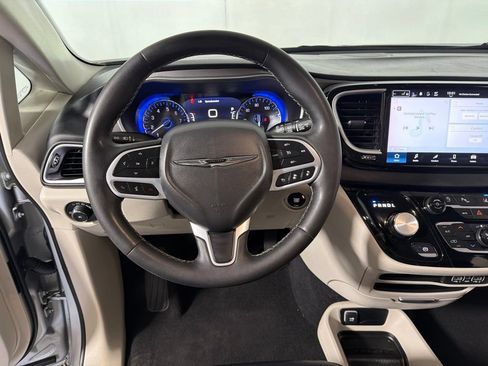 Used 2024 Chrysler Pacifica Touring-L FWD image 12