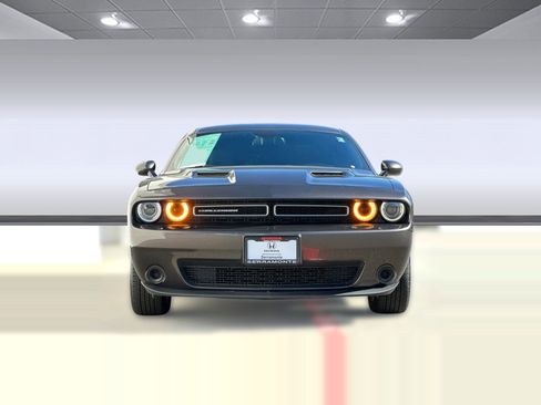 Used 2016 Dodge Challenger SXT image 5