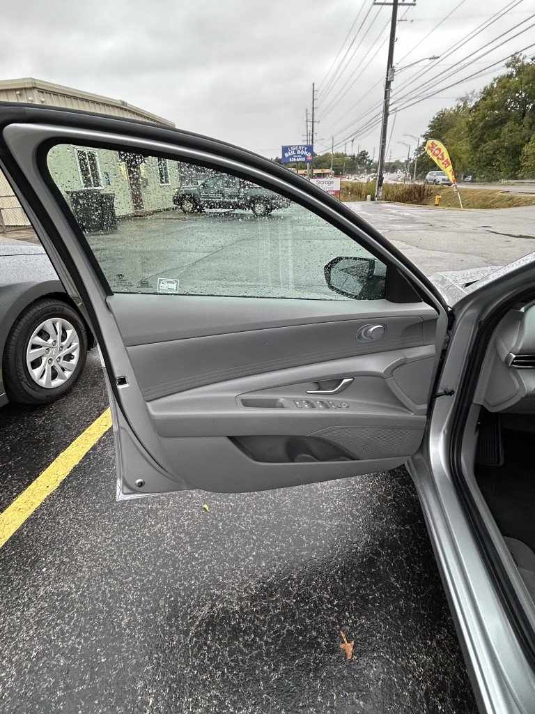 Used 2021 Hyundai Elantra SE FWD image 6