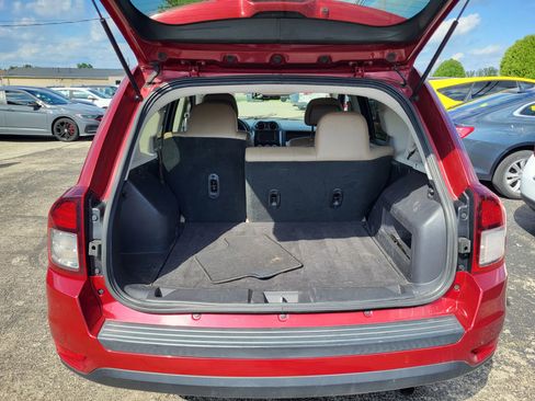Used 2017 Jeep Compass Latitude FWD image 9