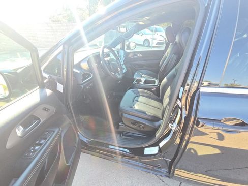 Used 2025 Chrysler Pacifica Select FWD image 4