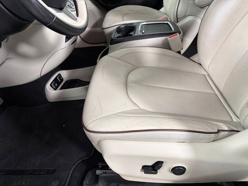 Used 2017 Chrysler Pacifica Limited FWD image 12