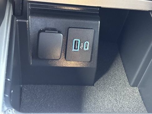 Used 2023 Ford Explorer XLT AWD/4WD image 35