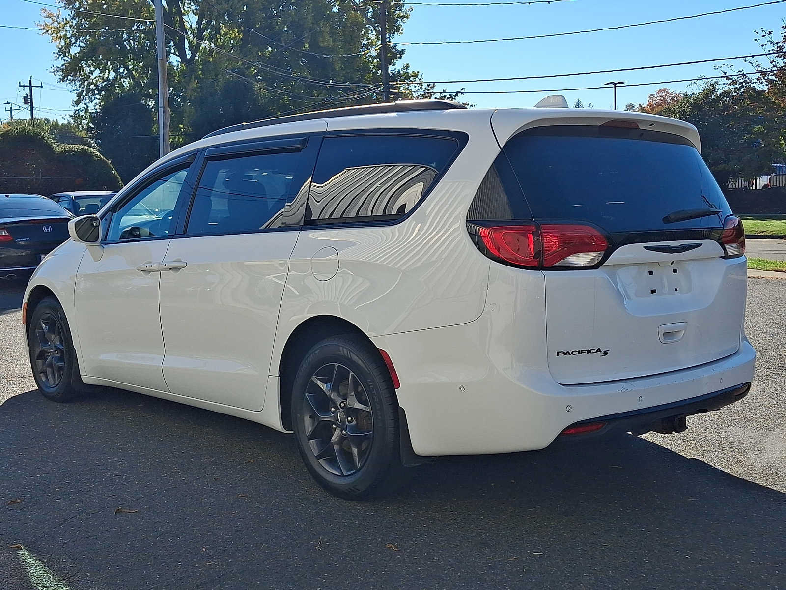 Used 2019 Chrysler Pacifica Touring-L FWD image 4