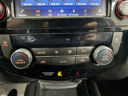 Used 2019 Nissan Rogue SV image 16