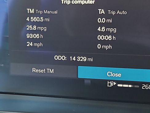 Used 2023 Volvo XC40 B5 Plus image 21