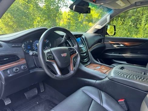 Used 2017 Cadillac Escalade Luxury AWD/4WD image 9