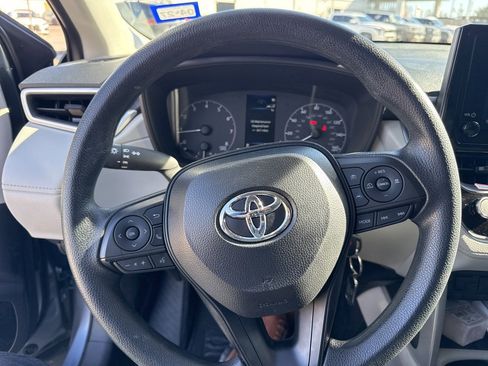 Used 2025 Toyota Corolla Cross L image 11