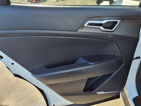 Used 2024 Kia Sportage LX image 8