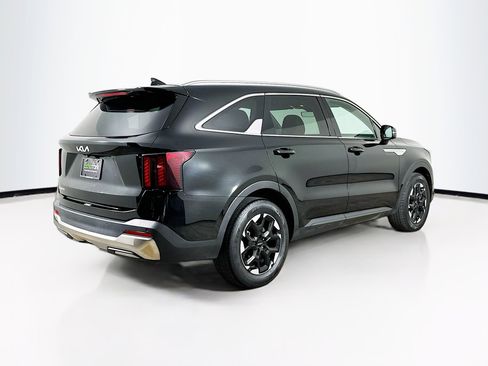 Used 2024 Kia Sorento S image 9