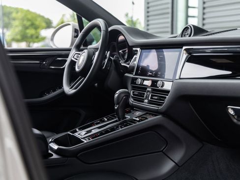 Certified 2026 Porsche Macan AWD/4WD image 47