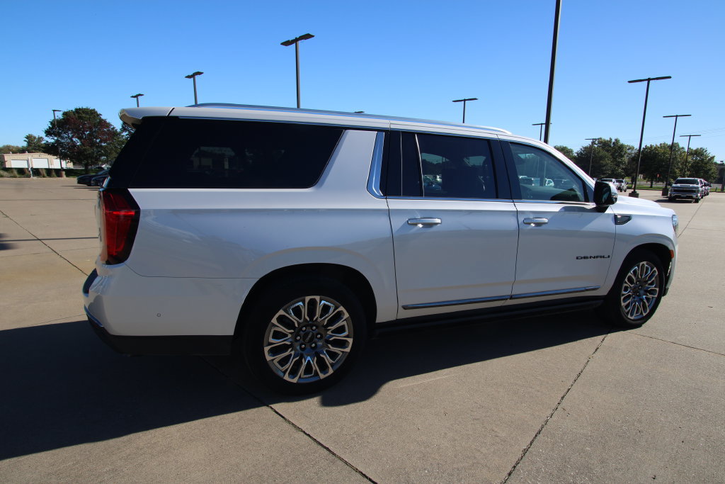 Used 2024 GMC Yukon XL Denali Ultimate AWD/4WD image 5
