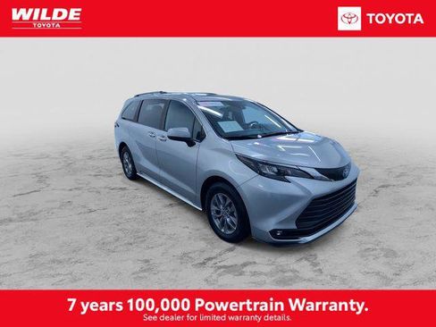 Certified 2025 Toyota Sienna XLE FWD image 3