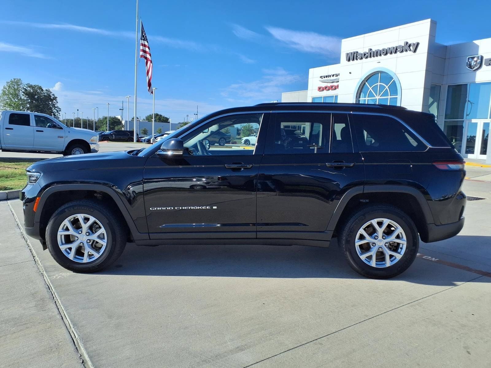 Used 2023 Jeep Grand Cherokee Limited AWD/4WD image 9